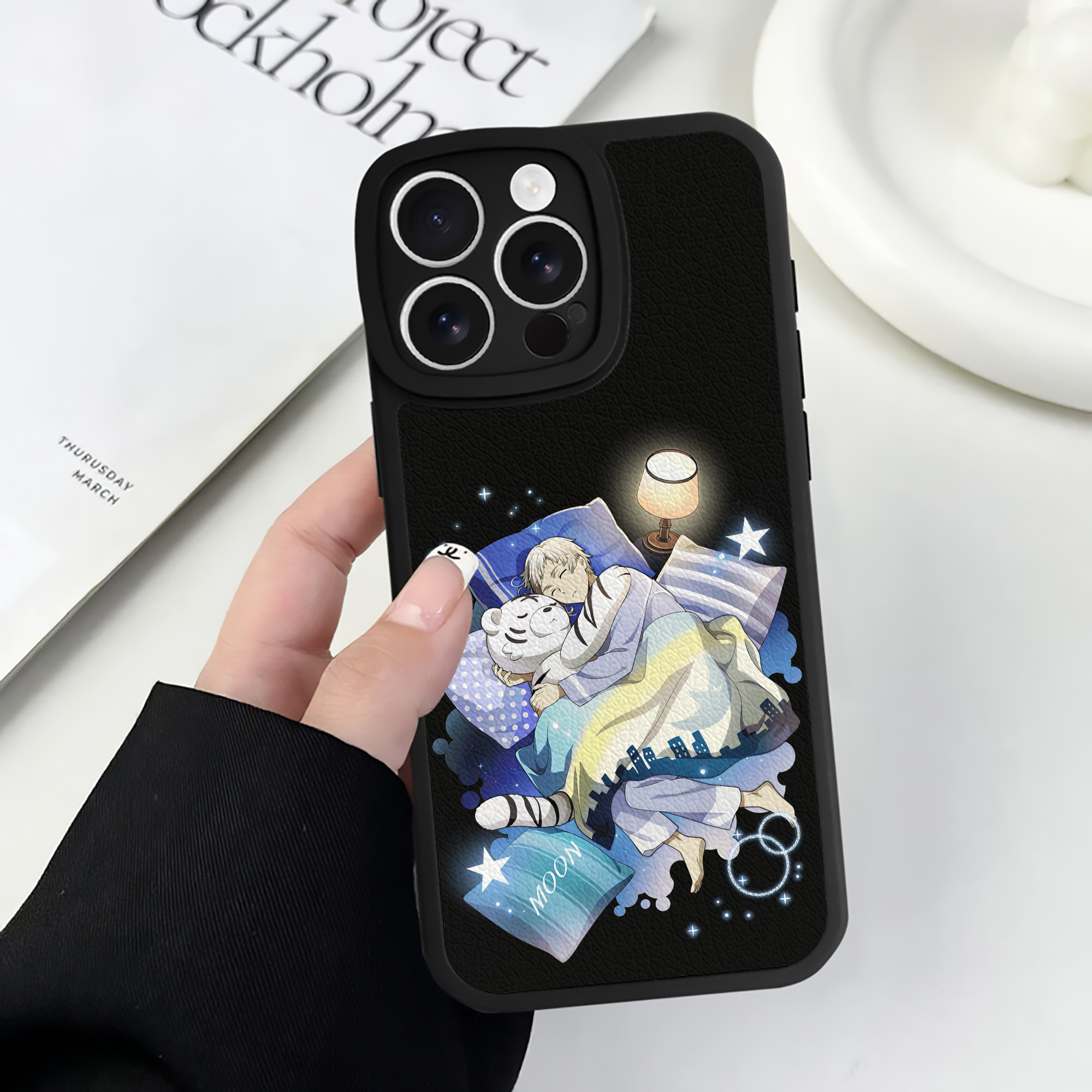 （画像用） 文豪ストレイドッグス Bungo Stray Dogs 【iPhone 16シリーズ対応】シリコンスマホケース（レザー調） 材質：シリコン